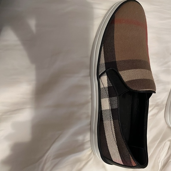 Woman Burberry Vans only worn once - Picture 2 of 5